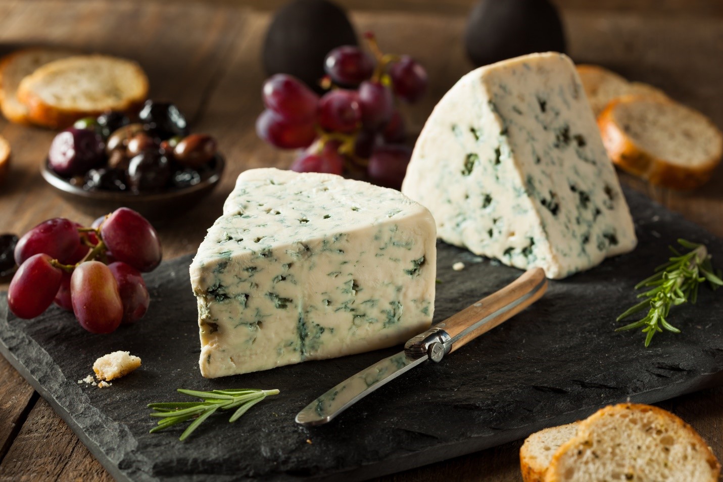 Blue cheese boards are perfect for wine parties. 